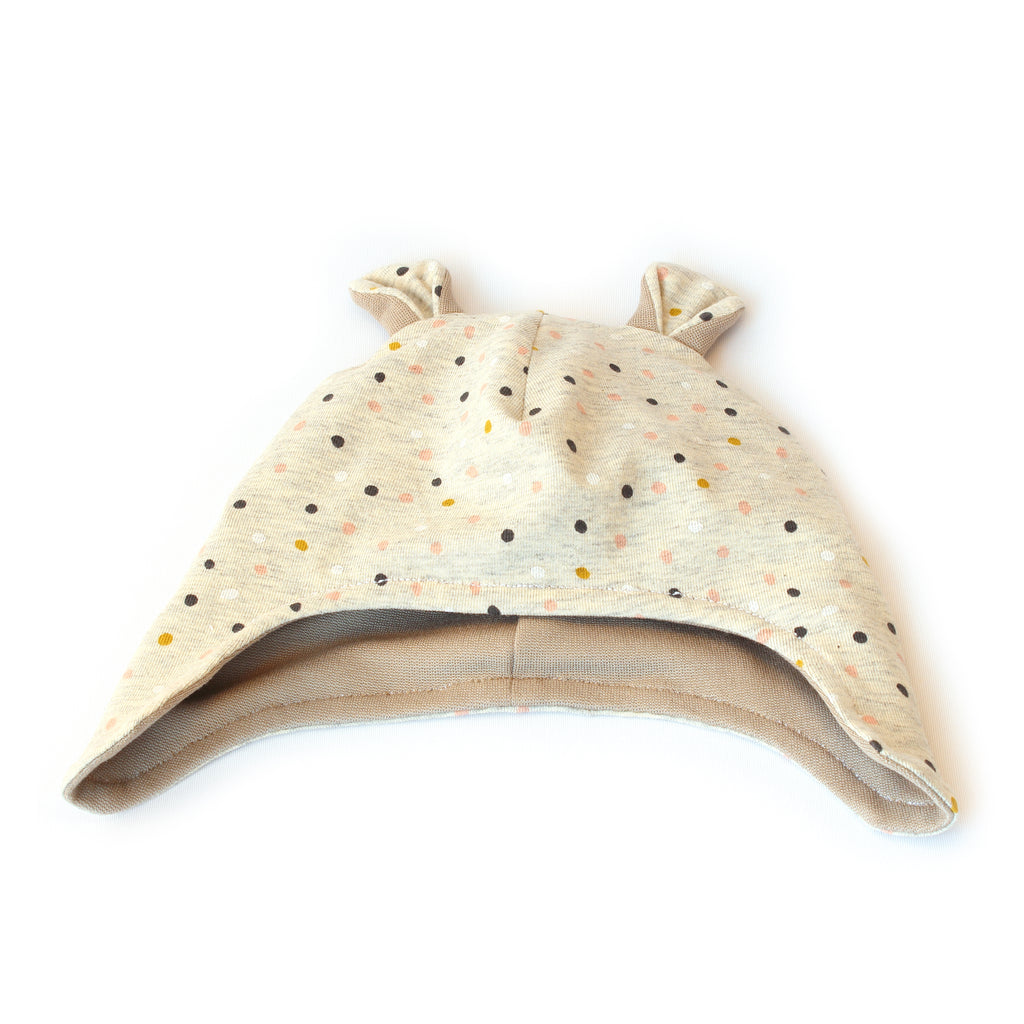 Earflap hat beanie in sand with dots